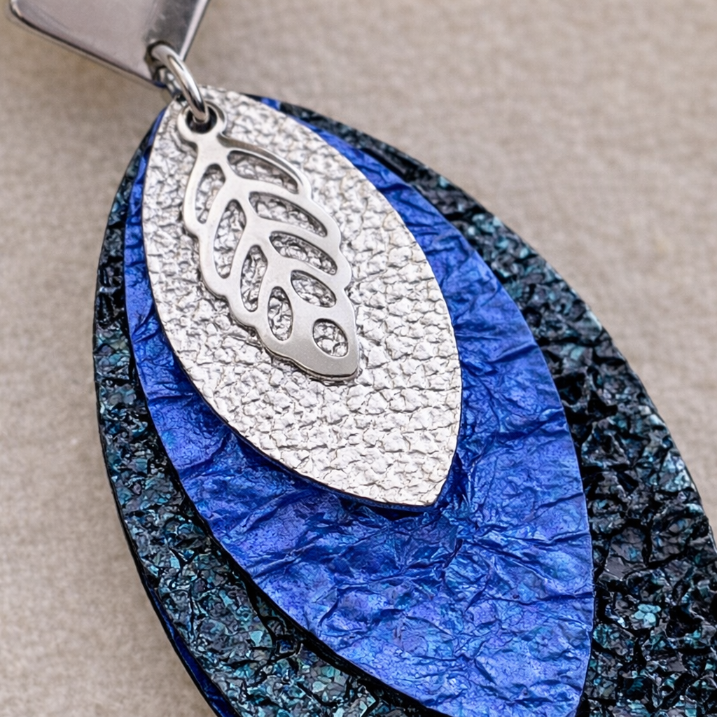 Boucles d’oreilles feuilles cuirs bleus monture argentée